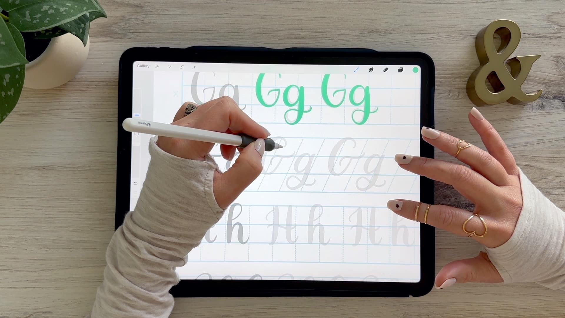Learn to draw the letter G in this step-by-step brush calligraphy video tutorial for beginners. Follow along with paper or Procreate!
