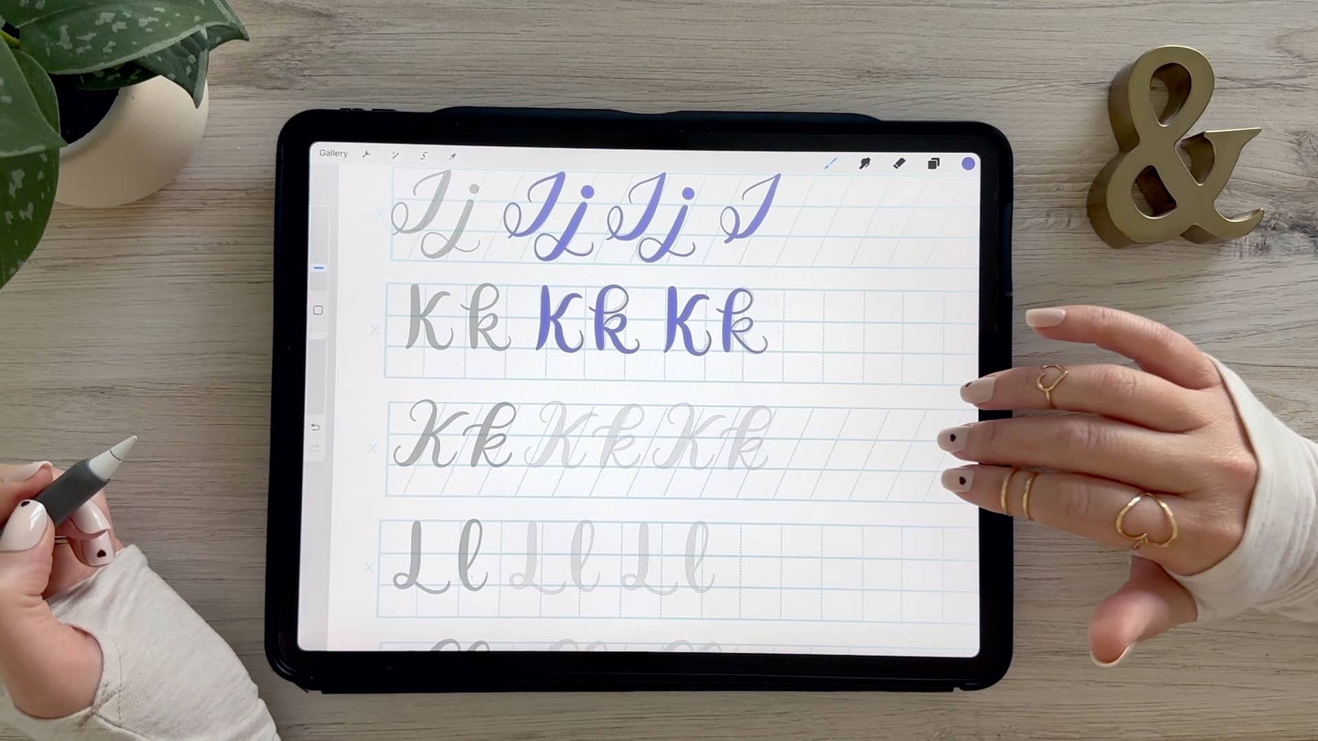 Drawing the letter K in this step-by-step brush calligraphy in Procreate on the ipad.