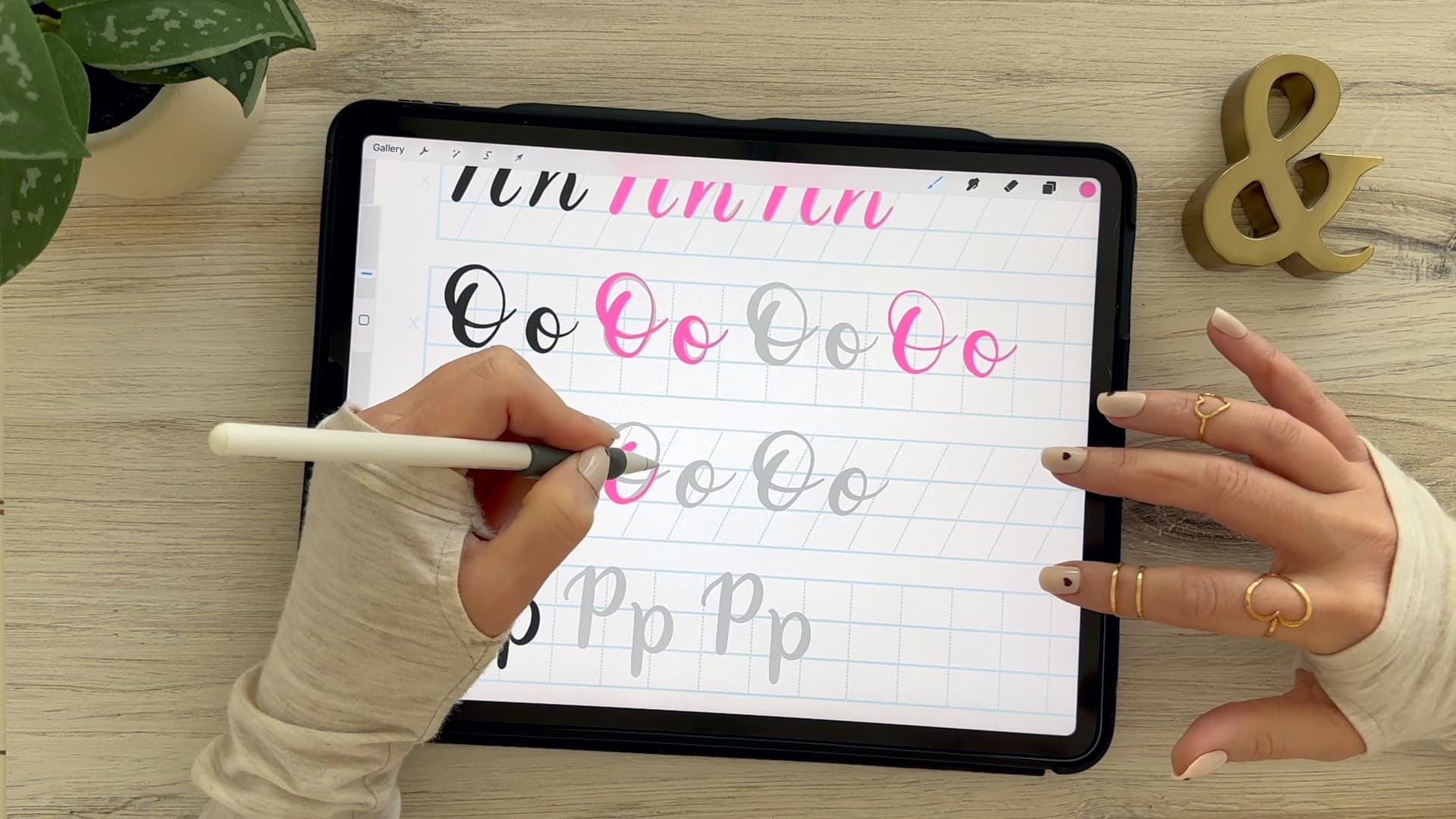 Learn to draw the letter O in this step-by-step brush calligraphy video tutorial for beginners. Follow along with paper or Procreate!