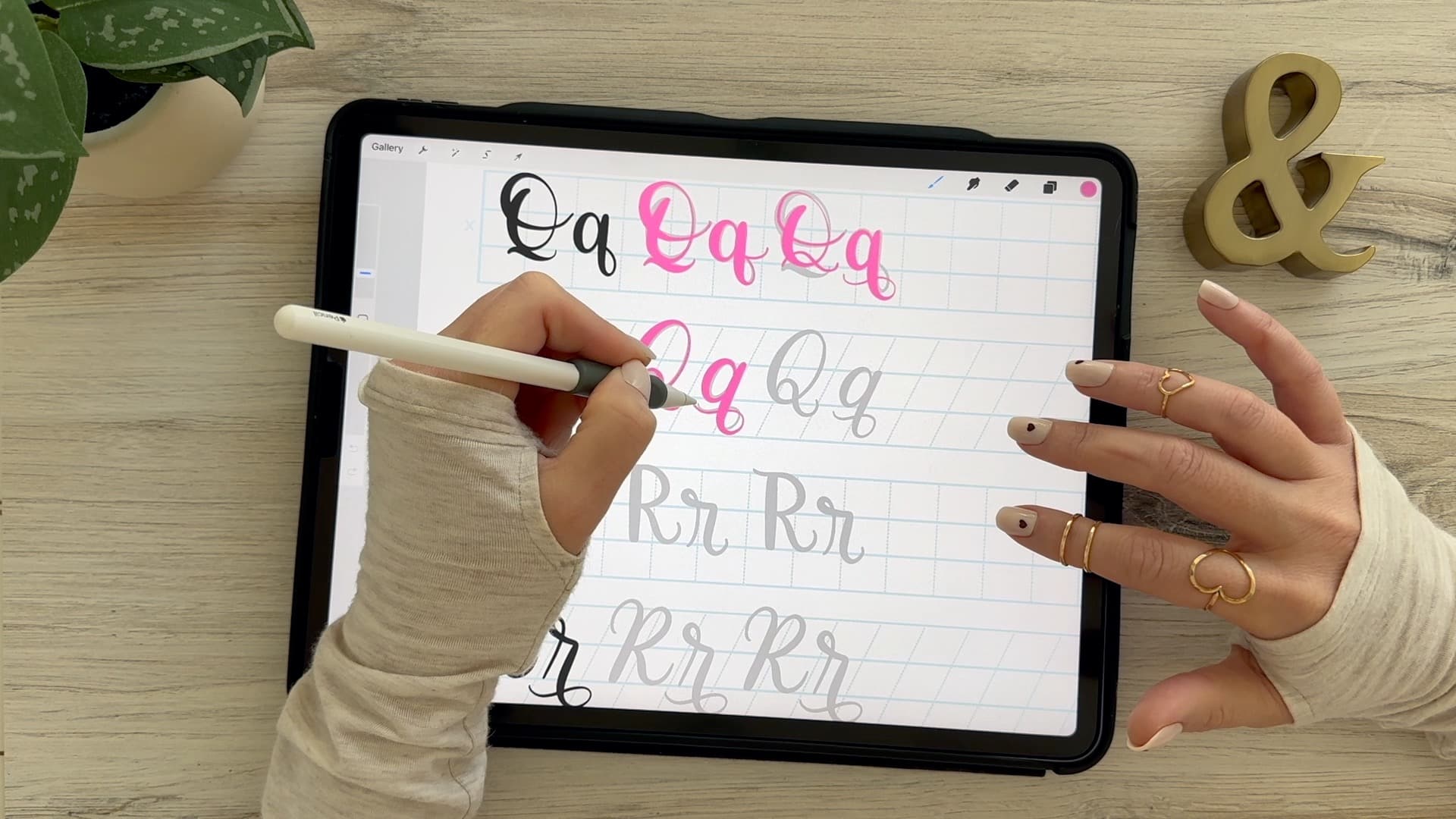 Learn to draw the letter Q in this step-by-step brush calligraphy video tutorial for beginners. Follow along with paper or Procreate!